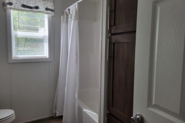 Commodore 3A2804P Main Bath2 Greensburg