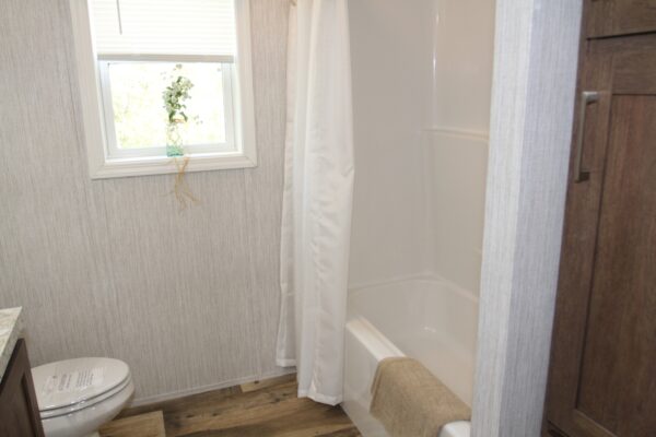 Commodore 3A2804P Main Bath3 Greensburg