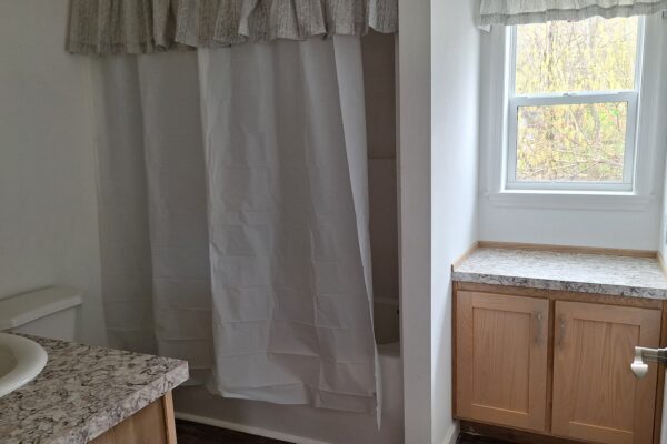 Pleasant Valley G-3462 Hall Bath Greensburg