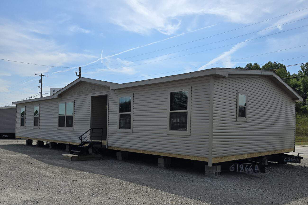 Commodore 3A2087A Exterior New Alex