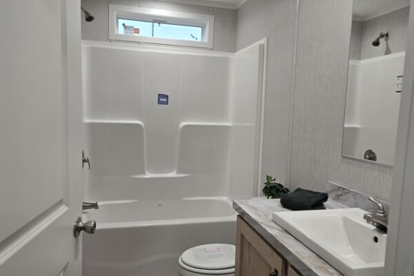 Cavco Clarion 560BZ28443B Main Bath New Alex