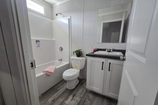 Cavco Clarion 560BZ16763A Main Bath New Alex