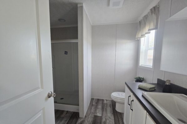 Cavco Clarion 560BZ16763A Master Bath New Alex