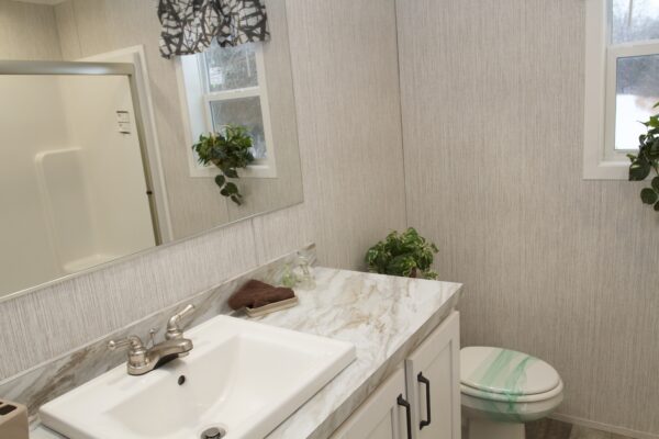 Cavco Clarion 560BZ16763B Main Bath Prospect