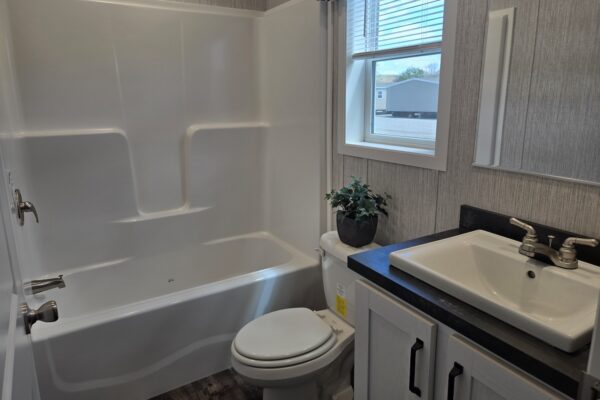 Cavco Clarion 560BZ16763B Main Bath Vandergrift