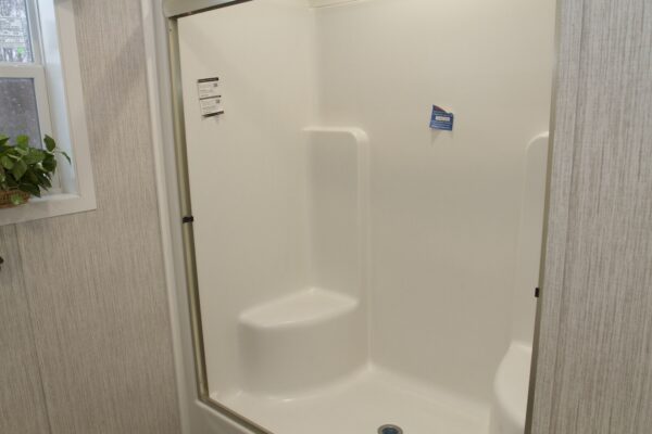 Cavco Clarion 560BZ16763B Master Bath Prospect