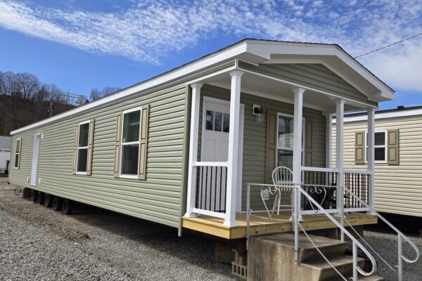 Cavco Clarion 560BZ14602B Exterior2 Vandergrift