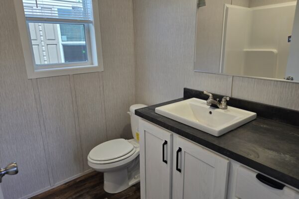 Cavco Clarion 560BZ14602B Main Bath Vandergrift