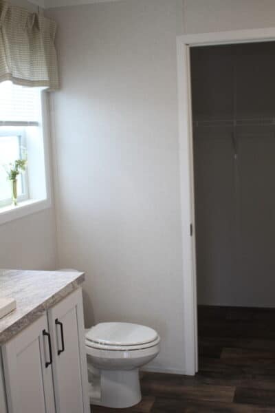 Cavco Clarion 560BZ28523F Master Bath Butler