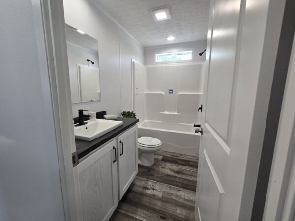 Cavco Clarion 560BZ28523E Main Bath New Alex