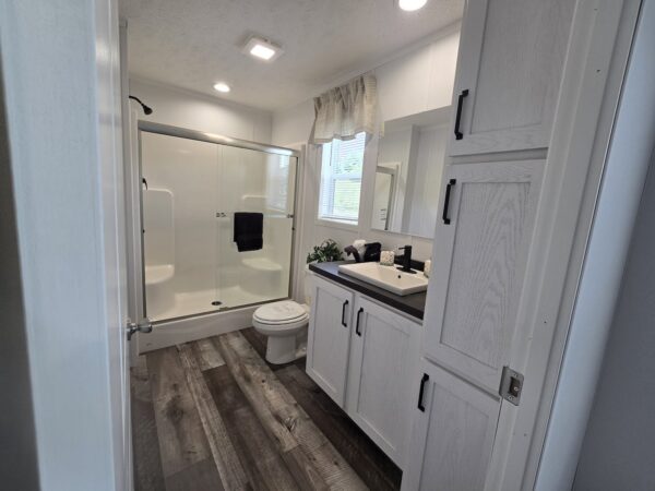 Cavco Clarion 560BZ28523E Master Bath New Alex